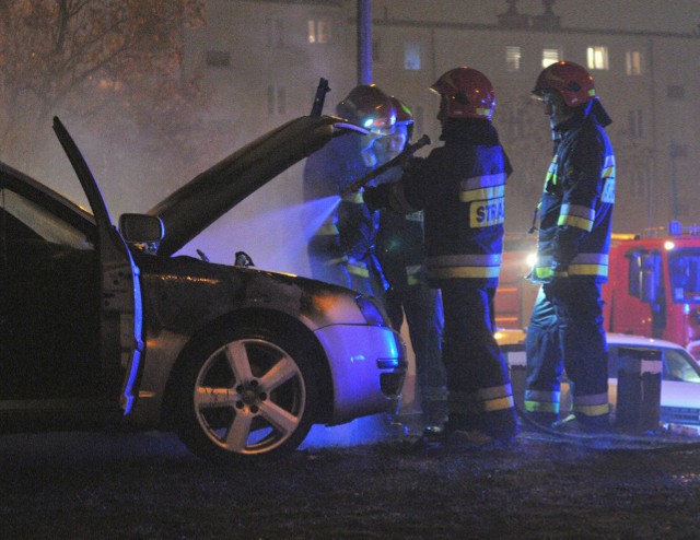 Mieszkańcy os. Mieszka I w Kostrzynie nad Odrą przecierają oczy ze zdumienia. - Trzeci pożar samochodu na naszym osiedlu w ciągu zaledwie trzech tygodni. To nie przypadek, ktoś te samochody podpala - uważają ludzie. Te przypuszczenia potwierdzają strażacy.- To było kilka minut po godzinie 17. Szedłem z synem i jakieś 100 metrów od nas zaczął płonąć samochód. Od razu zadzwoniłem po strażaków. Moim zdaniem to było podpalenie. Było słychać dźwięk podmuchu, jakby ktoś podpalił benzynę. Pod samochodem było widać palącą się substancję. Strażacy przyjechali bardzo szybko. Zanim przyjechali strażacy, to samochód zaczęli już gasić świadkowie - mówi nasz Czytelnik.Czytaj więcej o Kostrzynie nad Odrą:  Kostrzyn nad Odrą - informacje, wydarzenia, artykułyInformację o tym pożarze otrzymaliśmy równocześnie od kilku osób. Czytelnicy wysłali nam zdjęcia i filmy z miejsca zdarzenia. Na miejscu był też nasz reporter. - To nie przypadek, że wciągu trzech tygodni na naszym osiedlu spłonęły trzy samochody - mówią mieszkańcy. - Tu wiele osób wie do kogo te samochody należały. To nie są ludzie nieskazitelnie czyści. Mamy do czynienia z jakimiś porachunkami. Najgorsze jest to, że kiedyś komuś może stać się krzywda. Tu chodzą rodziny z dziećmi, obok zaparkowane są inne samochody - mówi mężczyzna w ciemnym płaszczu. Nikt nie chce podać choćby swojego imienia. - Boimy się - mówią.Na miejscu, poza dwoma zastępami strażaków, byli też policjanci. - Paliła się skoda superb. Z informacji, jakim policjantom przekazali strażacy wynika, że najprawdopodobniej było to podpalenie - mówi st. sierż. Mateusz Sławek z wydziału prasowego Komendy Wojewódzkiej Policji w Gorzowie Wlkp.Przypomnijmy, dwa wcześniejsze pożary miały miejsce 5 i 9 listopada. Osiedle Mieszka I to najgęściej zamieszkane w kostrzyńskich osiedli.Przeczytaj więcej o pożarach na os. Mieszka I w Kostrzynie:  * Pożar samochodu na os. Mieszka I w Kostrzynie. To podpalenie? [WIDEO]* Kolejny pożar samochodu na os. Mieszka I w Kostrzynie nad Odrą [WIDEO]