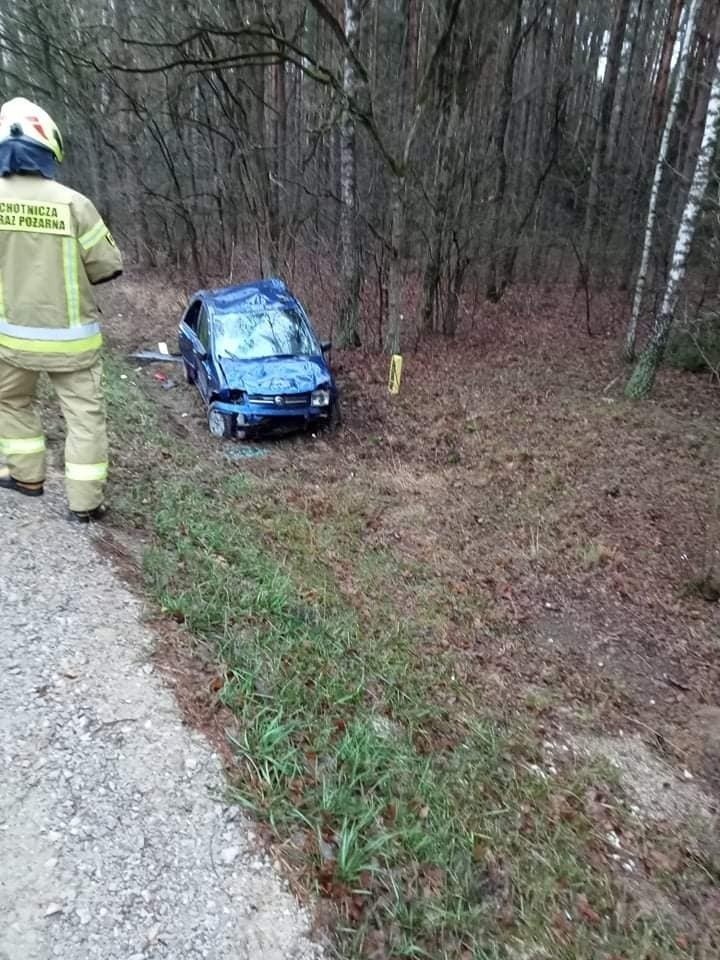 Gmina Czarnia. Wypadek na drodze nr 614. Zdjęcia. 25.11.2021