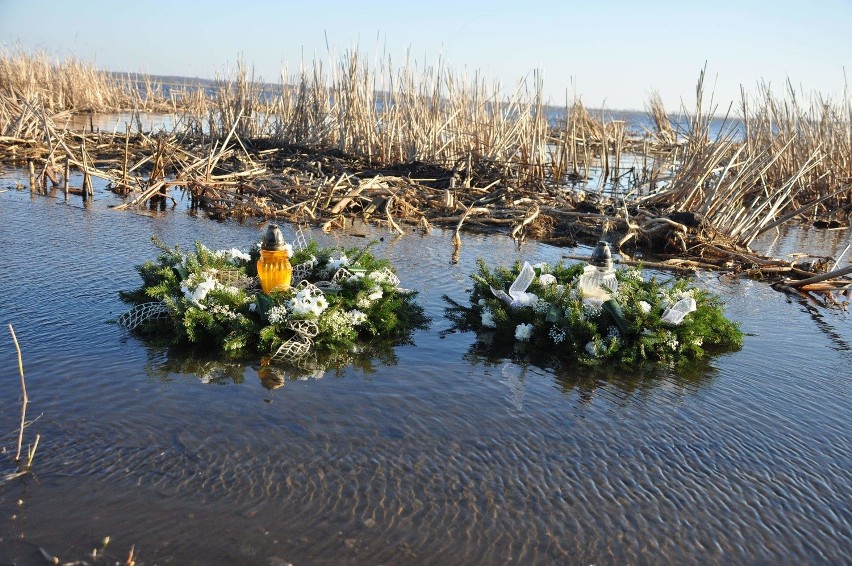 Wianki puszczone do jeziora, mające upamiętnić tragedię...