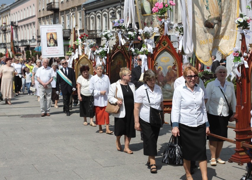 Boże Ciało w Radomiu. Tysiące katolików przeszły w procesjach eucharystycznych ulicami miasta 