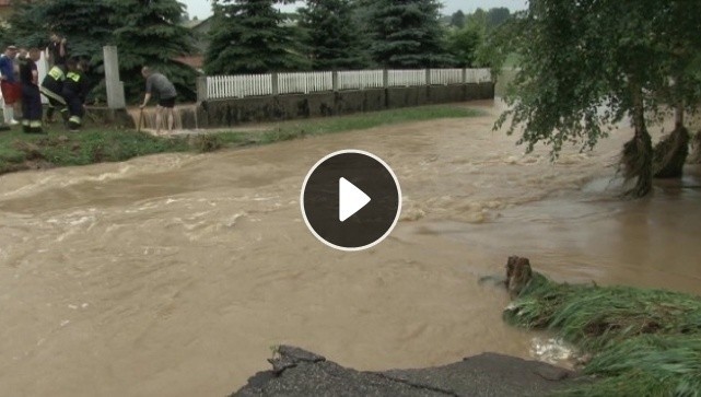Powódź w Lelowie i Janowie: Rzeka zalała domy i drogi [WIDEO]