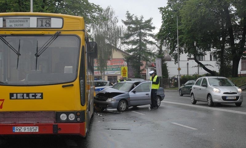 Zderzenie autobusu i forda w Rzeszowie...