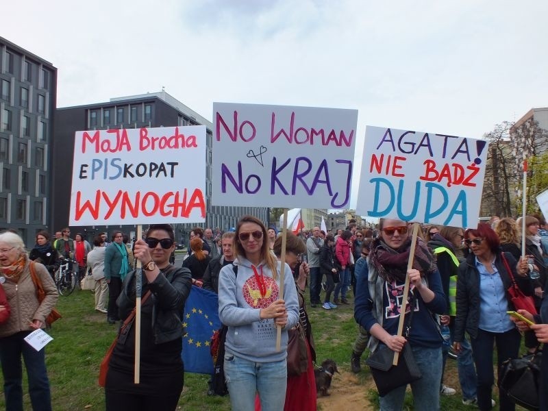 Marsz Kobiet przeciwko ustawie antyaborcyjnej [zdjęcia] "Jarosław, macicę zostaw!"