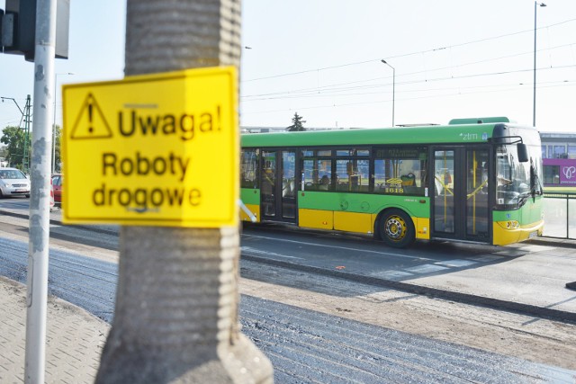 Zamiast malowania barierek - wymienianie na nowe. Szare słupy czyhające na kierowców autobusów czy niewiarygodnie droga kostka brukowa. Takie absurdy zdarzały się już w Poznaniu. Teraz dołącza do nich zrywanie nawierzchni na rondzie Rataje. Zobacz galerię największych drogowych absurdów ostatnich lat ---->