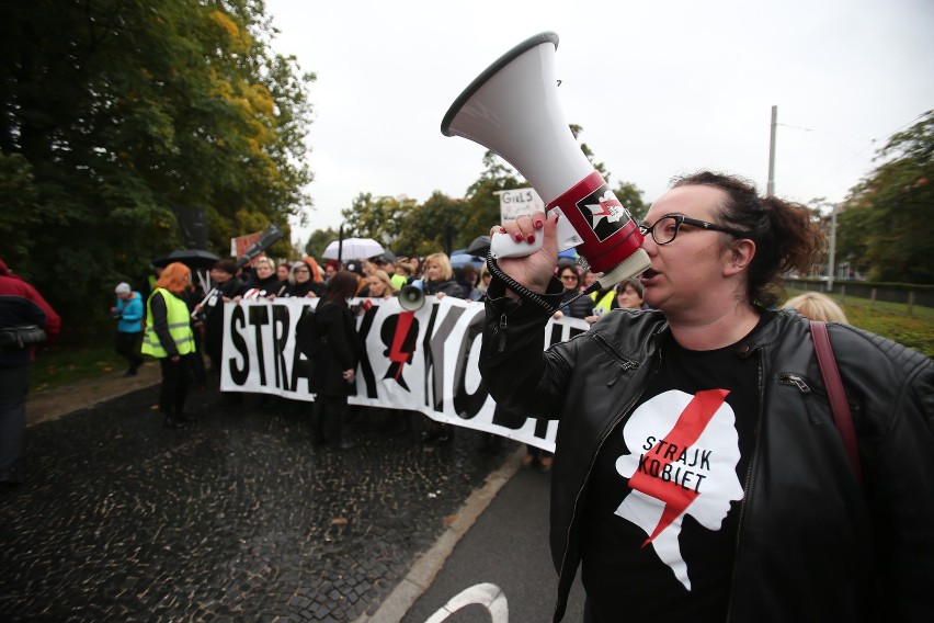 Będzie Ogólnopolski Strajk Kobiet. "Sejm głosami prawicy i posłów udających opozycję odrzucił projekt Ratujmy Kobiety. To są tchórze"