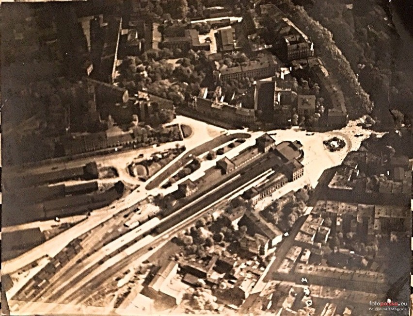 Jedno z pierwszych zdjęć lotniczych dworca Świebodzkiego....