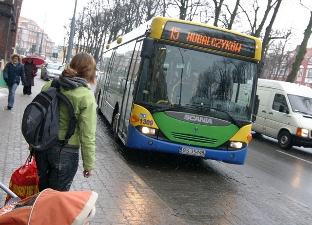 Autobus linii 15 na przystanku przy al. Sienkiewicza w Słupsku. Na razie w barwach MZK. 