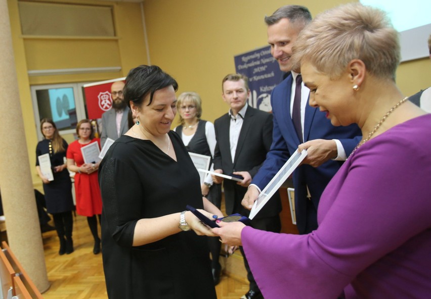 Oto laureaci tytułu „Nauczyciel na medal”. Wręczyliśmy nagrody zwycięzcom plebiscytu DZ [ZDJĘCIA]