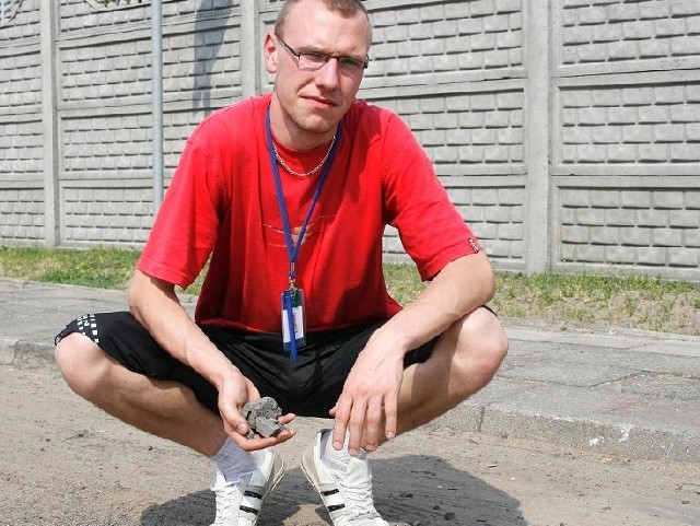 - Sterty takich kamieni leżą, co kilka metrów między ulicami Chrobrego a Wodną - pokazuje Kamil Banaszyk.