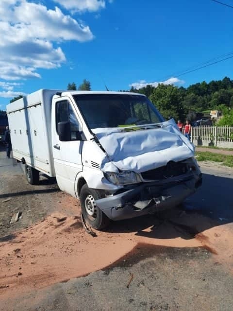 Wypadek w Michniowie. Ciężarówka wjechała w busa na przystanku (ZDJĘCIA)