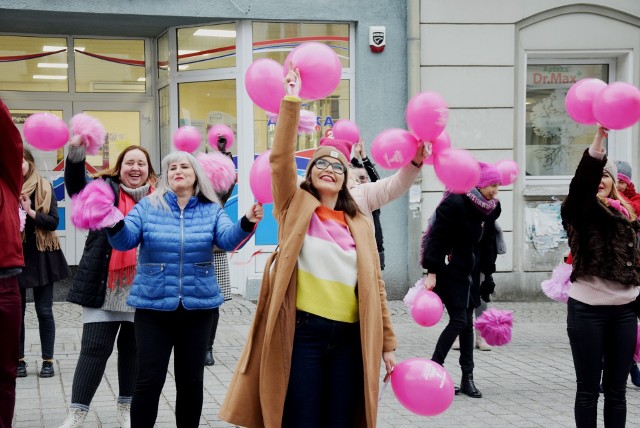 "One Billion Rising" to ogólnoświatowy protest w formie tańca, który zwraca uwagę na przemoc seksualną wobec dziewcząt i kobiet. - W tańcu nasze ciała są naprawdę nasze, to my decydujemy o każdym ruchu i geście i chcemy, żeby tak było w każdej chwili naszego życia - nasze ciała należą do nas i nikomu bez naszego pozwolenia nie wolno dotykać naszych ciał - podkreślają organizatorki. Akcja w Polsce nosi nazwę "Nazywam się Miliard". W Zielonej Górze zorganizowana została po raz siódmy. Mieszkańcy zatańczyli na deptaku, w centrum miasta w czwartek (21 lutego). - Dosyć tego oceniania kobiet! To są nasze ciała, nasze bezpieczeństwo,  nasze  życie (...) Tańczymy kolejny raz w imię zasady: nie twoje, nie ruszaj. Chcesz dotknąć, poproś o zgodę. Kobieta i kobiece ciało to coś więcej niż bułka w sklepie, której też nie można bez pozwolenia ruszać. To my decydujemy, kiedy odbywamy stosunek seksualny. To nas trzeba o to poprosić i zapytać o zgodę, zanim się wystartuje z męskimi narządami - mówiła Anita Kucharska-Dziedzic z Lubuskiego Stowarzyszenia na Rzecz Kobiet BABA.  >>>
