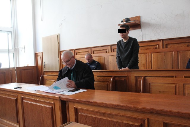 Oskarżony Grzegorz J. na  sali rozpraw krakowskiego sądu ze swoim obrońcą. Przyznał się do podpalenia domu