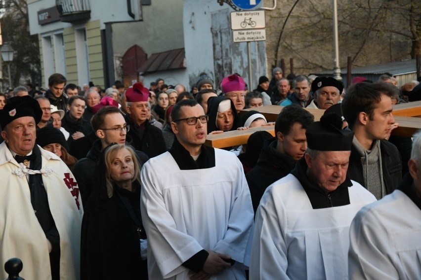 Drogi Krzyżowe na Pierścienicę, ulicami Kielc i w Masłowie. Będzie też modlitwa o uszanowanie świętości Jana Pawła II