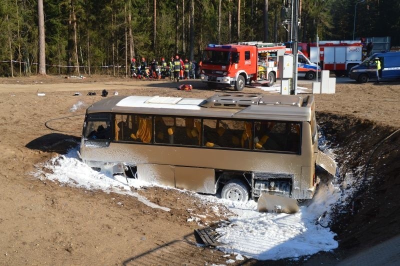 Autobus wjechał do rowu na rondzie