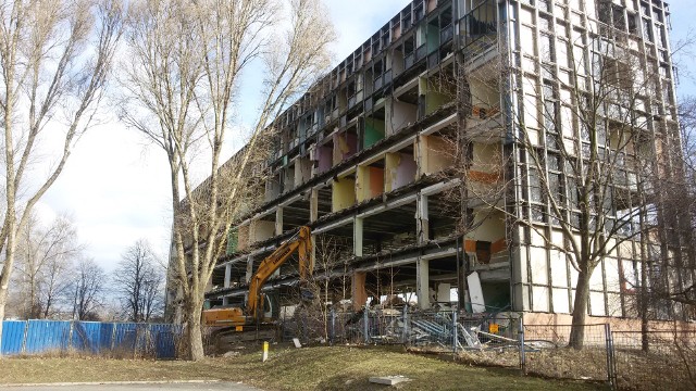 Trwa rozbiórka budynku dawnego OHP w Dąbrowie Górniczej-Gołonogu