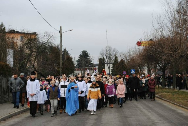 Ze względu na pandemię koronawirusa, w tym roku w Święto Objawienia Pańskiego, 6 stycznia, ulicami miasta nie przejdzie tradycyjny Orszak Trzech Króli organizowany od lat przez parafię błogosławionego Józefa Pawłowskiego we Włoszczowie. Tradycyjne Orszaki Trzech Króli odbywały się we Włoszczowie od 2016 roku. W ubiegłym roku zgromadziły tłumy i jak pamiętamy po raz pierwszy monarchowie przejechali na koniach. Zapraszamy do oglądania zdjęć z Orszaków Trzech Króli we Włoszczowie w poprzednich latach. Zaczynamy od roku 2016, a kończymy na roku 2020.- W tym roku królewski orszak zatrzymała epidemia koronawirusa. Ale nie wyhamowała pomocy dla misji. Dzieci z Papieskiego Dzieła Misyjnego przy parafii błogosławionego Józefa Pawłowskiego po Mszy Świętej o godzinie 10.30 będą kwestować na rzecz swoich rówieśników z plemienia Masajów. Masajowie to półkoczowniczy lud zamieszkujący Kenię i Tanzanię. Mieszkają w prostych warunkach, zajmują się hodowlą bydła. Masajskie dzieci od najmłodszych lat pomagają w opiece nad rodzeństwem, w pracach domowych, w wypasie bydła. O tym, które dziecko pójdzie do szkoły, decyduje starszyzna plemienna, bo za szkołę, dojazd i naukę trzeba zapłacić. Brakuje też studni z czystą wodą i opieki medycznej dla dzieci. Na wykluczenie z plemienia szczególnie narażone są dzieci chore i niepełnosprawne - mówi Iwona Boratyn, rzecznik prasowy Urzędu Gminy Włoszczowa.NA NASTĘPNYCH SLAJDACH ZOBACZ ORSZAKI TRZECH KRÓLI WE WŁOSZCZOWIE W POPRZEDNICH LATACH >>>>>>>>>>>