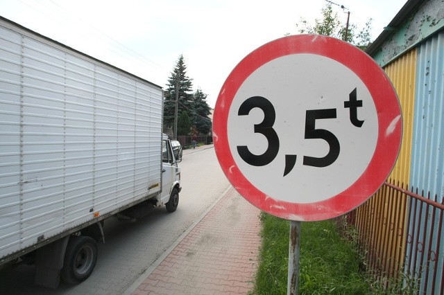 Na ulicy Ślichowickiej w Kielcach obowiązuje ograniczenie tonażu do trzech i pół tony, ale kierowcy, którzy tą drogą "na dziko&#8221; objeżdżają remontowaną 1 Maja, nie zważają na to.