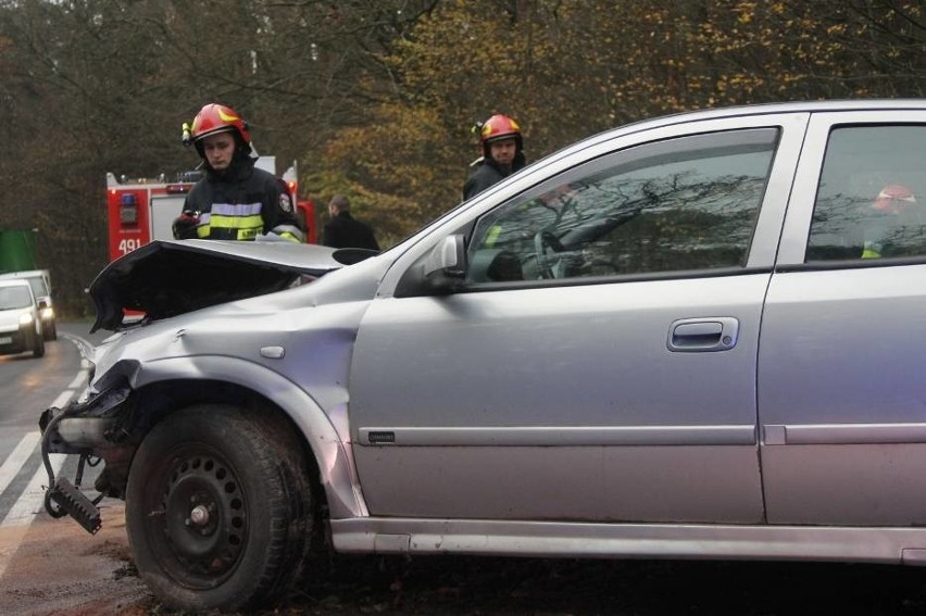 Wypadek na trasie z Sulmierzyc do Krotoszyna. Wszystko przez dziurę w jezdni [ZDJĘCIA]