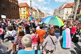 Marsz poparcia dla LGBT i przeciwko przemocy we Wrocławiu. Nie zabrakło starć słownych (ZDJĘCIA)