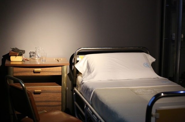 Na wystawie można zobaczyć m.in. szpitalne łóżko, białą pościel, szafkę i dwa krzesła z rzymskiej kliniki, w której papież walczył o życie po zamachu