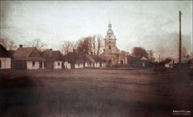 1912 , Rynek w Fałkowie z kościołem parafialnym. Foto ze zbiorów Muzeum Etnograficznego.