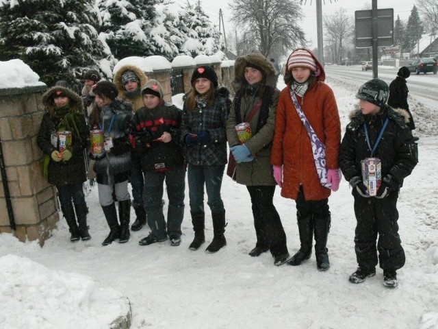 Suchedniowscy wolontariusze byli najskuteczniejsi w powiecie. Na zdjęciu uczniowie Szkoły Podstawowej w Ostojowie, zbierający datki przed kościołem w swojej miejscowości.