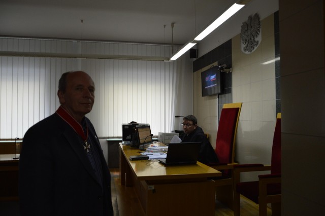 Krzysztof Bzdyl, prezes Związku Konfederatów Polski Niepodległej z Krakowa, uważa, że sąd łamie Konstytucję umieszczając na ścianie sali sądowej srebrnego orła na białym tle, zamiast białego orła w koronie na czerwonej tarczy. Prezes sądu polecił zmienić godła na prawidłowe
