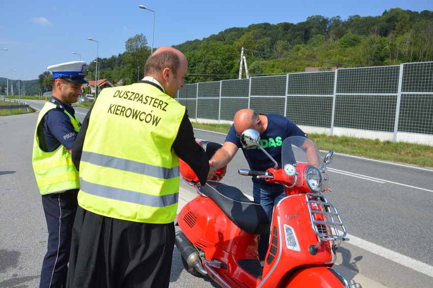 Wielka Wieś. Nietypowy patrol drogówki. Policjantom towarzyszył ksiądz [ZDJĘCIA]