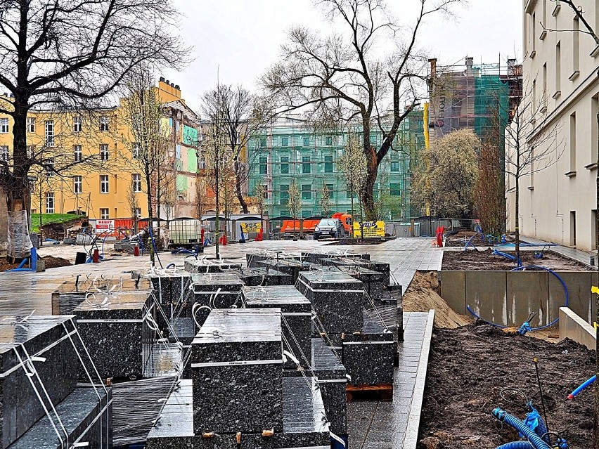 Ul. Włókiennicza, czyli plac wielu budów. Metamorfozę przechodzą kamienice i ulica, buduje się pasaż. ZDJĘCIA