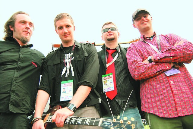 Kapelę tworzą (od lewej): Sebastian Fierek (perkusja), Maciej Mews (wokal i gitara basowa),  Piotr Borowiec (gitara), Piotr Budnik (gitara)