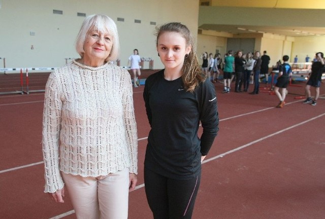 Martyna Młynarczyk poprawiła rekord województwa juniorek młodszych w biegu na 60 metrów. Na zdjęciu z trenująca ją Mirosławą Sarną.