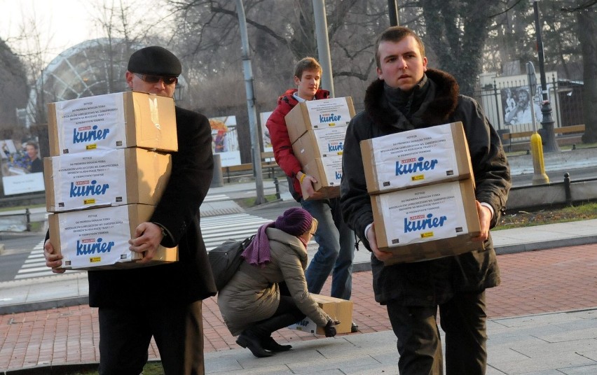 Do premiera zawieźliśmy 20 344 petycje w sprawie...