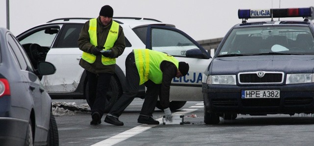 Oględziny na miejscu zdarzenia gdzie postrzelony został policjant z Sulęcina.