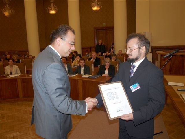 Nagrodę odebrał wiceprezes Bartosz Mazurkiewicz podczas 50 jubileuszowego konkursu na „Najpiękniejszą książkę Roku 2009”.  Fot. M. Foks