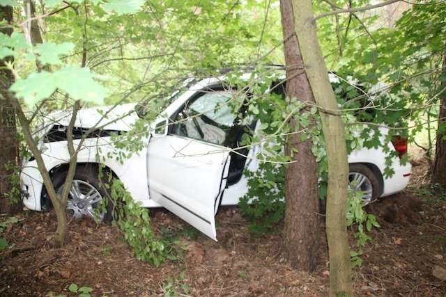 W okolicach Szubina policja ścigała złodzieja mercedesa. Delikwent podczas ucieczki rozbił się o drzewo