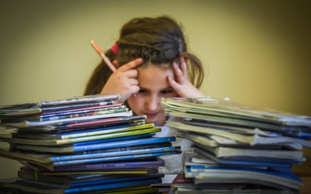 Niektórzy rodzice narzekają na zbyt dużą liczbę zadań domowych dla swoich dzieci.