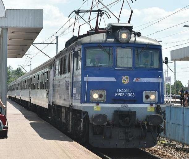 Od niedzieli, 15 grudnia  wydłużona  jest relacja składu TLK Rozewie, kursującego obecnie między Gdynią a Bielskiem-Białą. Teraz pociąg pojedzie do Żyliny, jednego z największych miast Słowacji i zapewni codzienne skomunikowanie Opola z południowym sąsiadem Polski. Ze stolicy regionu wyjeżdża o godz. 6.15 a ze Strzelec Opolskich o 6.40. W Żylinie skład jest o 11.44.