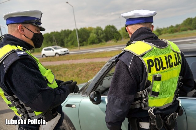 Kierowca uderzył w skrzynkę komunikacyjną oraz w inne auto, a na dodatek uciekł z miejsca zdarzenia