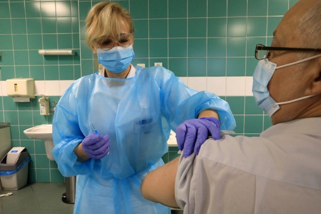 Grupa Luxmed zaoferowała pracę medykom przy szczepieniach za "rynkowe wynagrodzenie".
