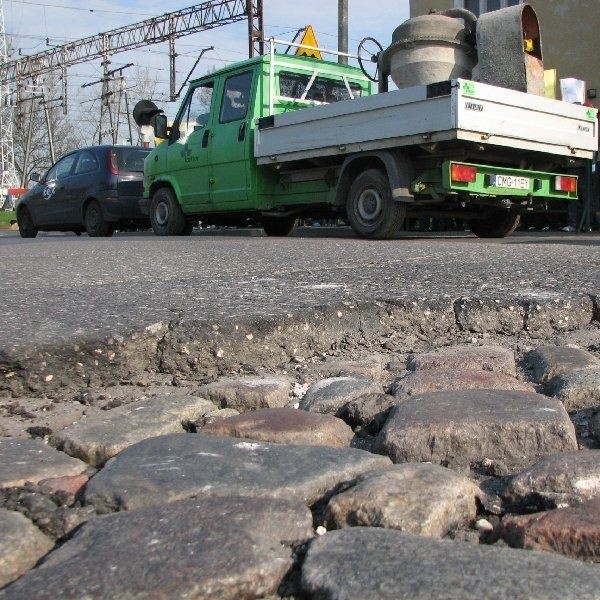 Te ekspozycje są możliwe dzięki ogromnym  dziurom na drodze przed przejazdem kolejowym.