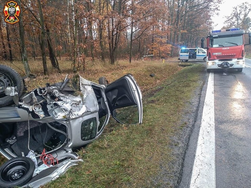 Groźny wypadek pod Oleśnicą. Samochód dachował [ZDJĘCIA]