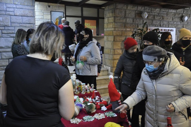 Niedzielny Jarmark Bożonarodzeniowy w Lipskim Centrum Kultury przyciągnął wielu wystawców i mieszkańców z całego powiatu lipskiego.