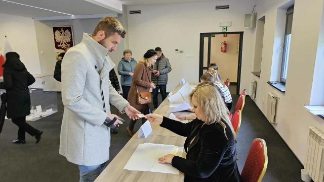 Piotr Malarczyk, piłkarz Korony Kielce, kapitan drużyny głosował w Piekoszowie. Więcej z głosowania w Świętokrzyskiem na kolejnych zdjęiach