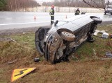 Groźny wypadek, bus przewrócił się na bok. Trójka dzieci została ranna (ZDJĘCIA)