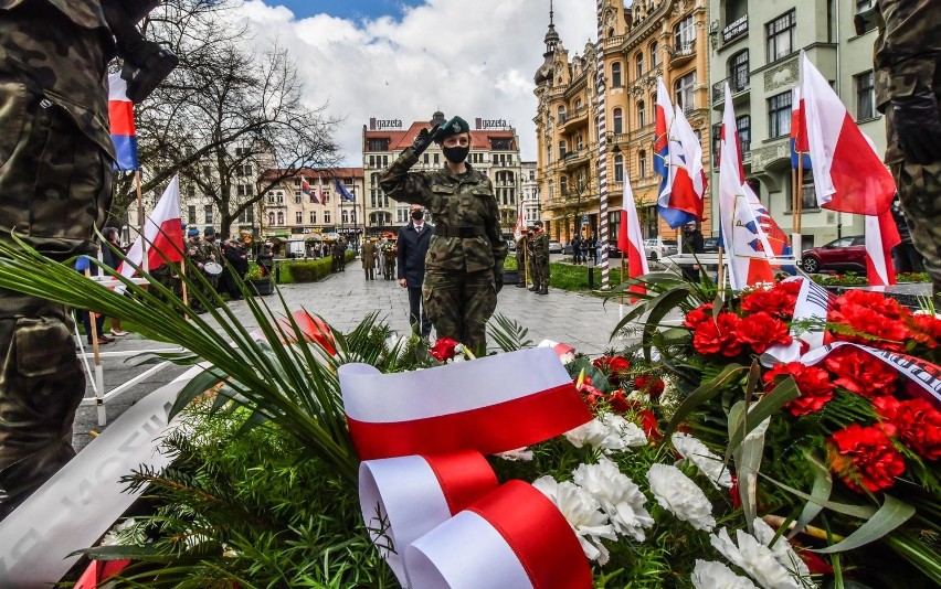 Uroczyste złożenie wiązanek kwiatów pod obeliskiem na placu...