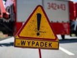 Wypadek koło Bonina. Auto wpadło do rowu, dwie osoby trafiły do szpitala