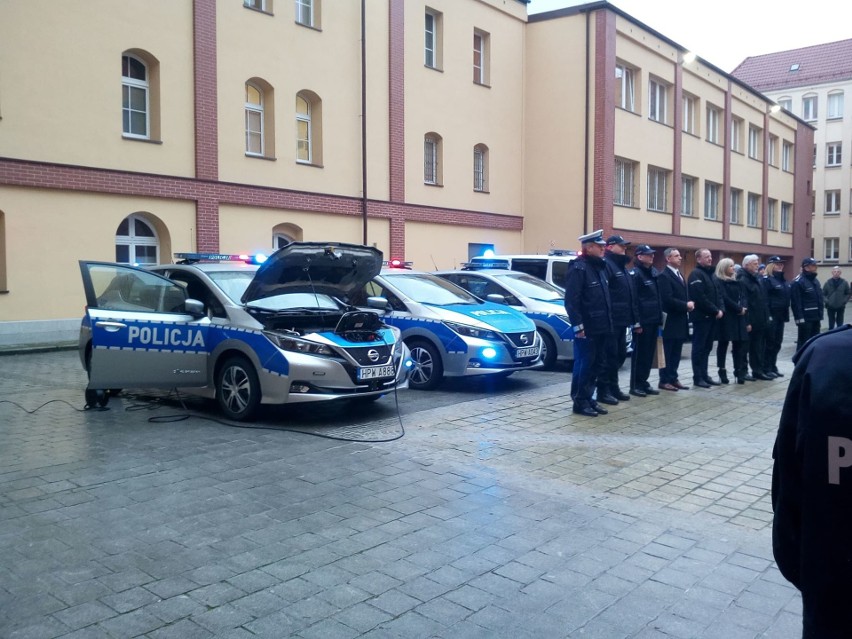 Policja w Szczecinie ma nowe radiowozy. To auta elektryczne!