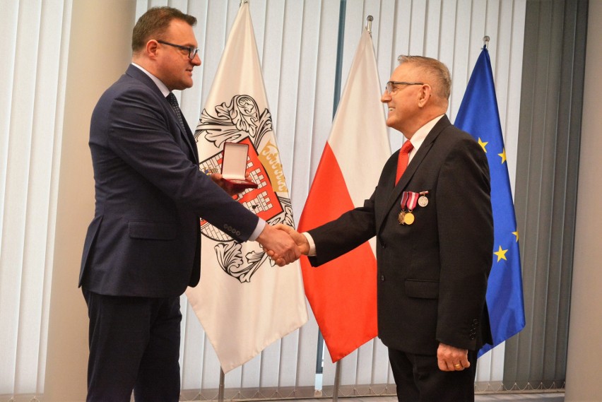 Prezydent Radomia Radosław Witkowski (z lewej) uhonorował...