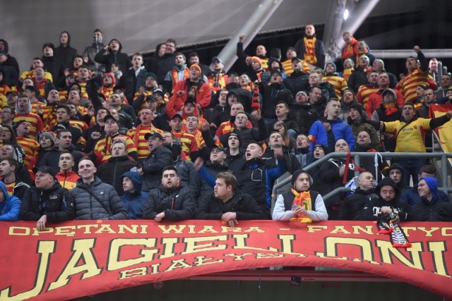 Legia - Jagiellonia. Kibole Jagi zatrzymani. Na wyjazdowy mecz zabrali petardy i narkotyki