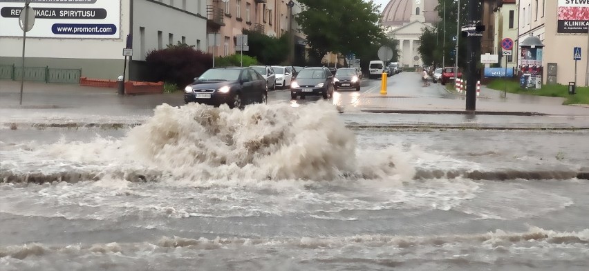 IMGW od rana ostrzegała przed możliwymi burzami w...